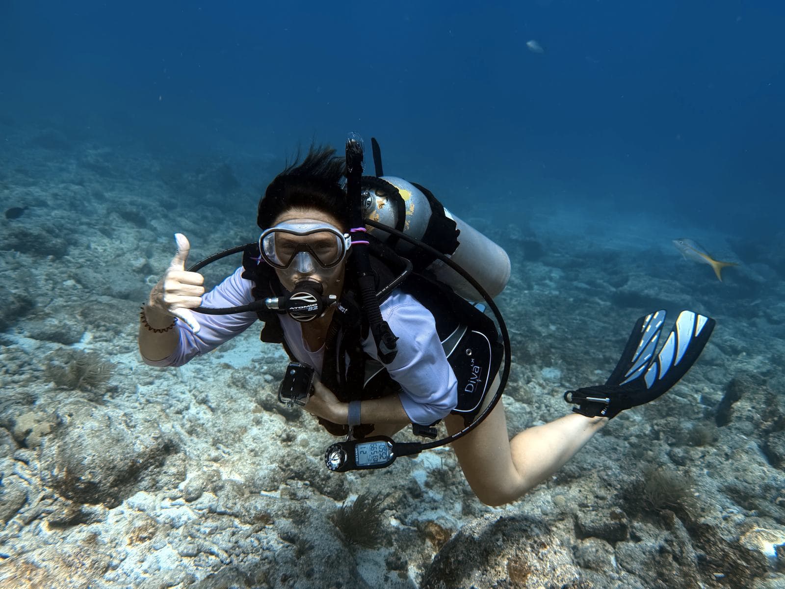 Thumbs up in the shallows
